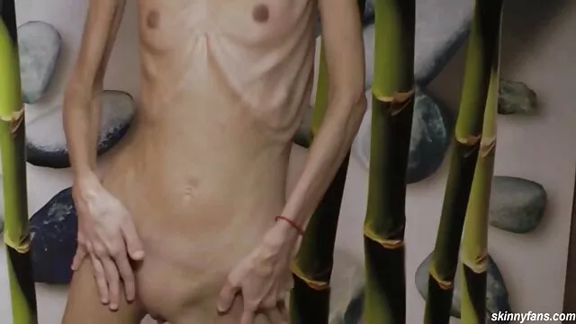 پوره کوچک نیمه سكس كون روغني برهنه شگفت انگیز در ناحیه مقعد تحت کشش قرار می گیرد